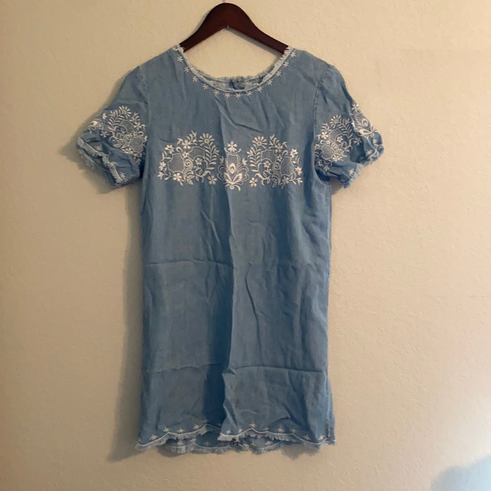 Chambray Embroidered Short Sleeve dress. Size sm